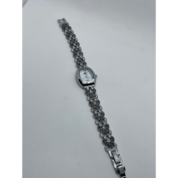 Gruen II Women's Silver Tone Watch Black Gray Analog *new battery* - Picture 3 of 10